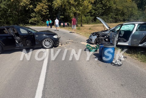 Nehoda dvoch áut pri obci Hosťovce 