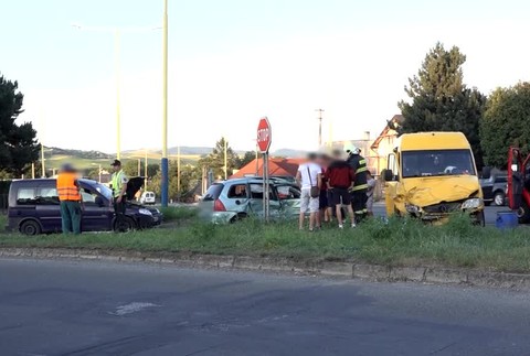 Desaťčlennej ukrajinskej posádke skrížilo cestu osobné auto. Stav jednej zo žien je kritický