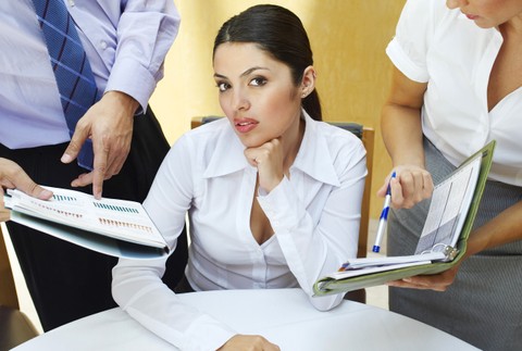 žena práca kolegovia ilustračné foto