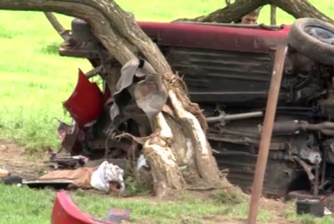 Smrteľná dopravná nehoda. Silný náraz oboch mladých ľudí vymrštil z auta