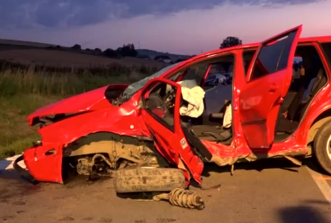 Jeden mŕtvy, traja ťažko a traja ľahko zranení. Toto je výsledok zrážky troch áut