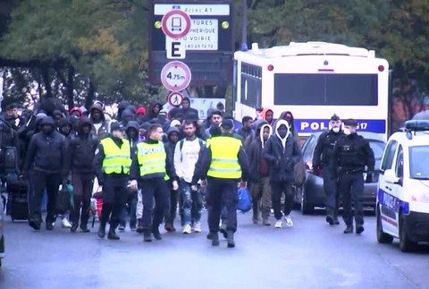 Z parížskeho tábora pre migrantov evakuovali 1606 ľudí