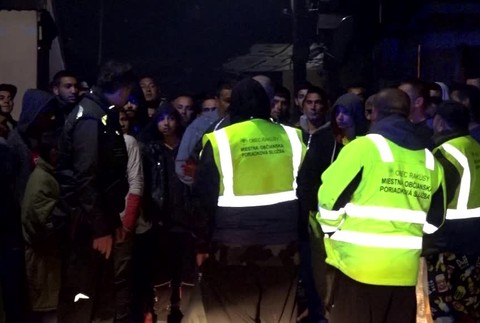 Bitka v osade. Vzduchom lietali sekery, kamene a polená