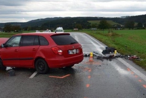 Čelnú zrážku áut starenka nemala šancu prežiť.