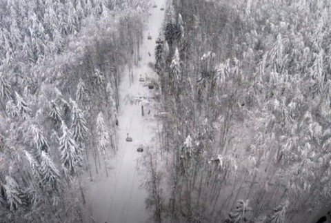Záchranná akcia v ski areáli. Lyžiari hodiny uviazli na lanovke