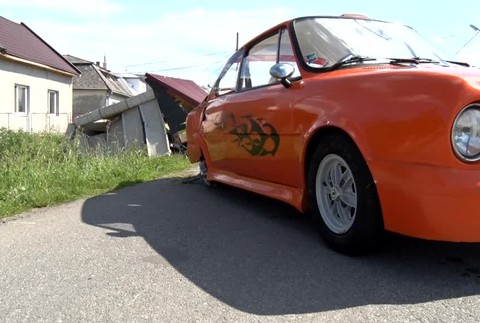 Autom narazil do murovanej zastávky, ktorá sa zrútila na ľudí čakajúcich na autobus