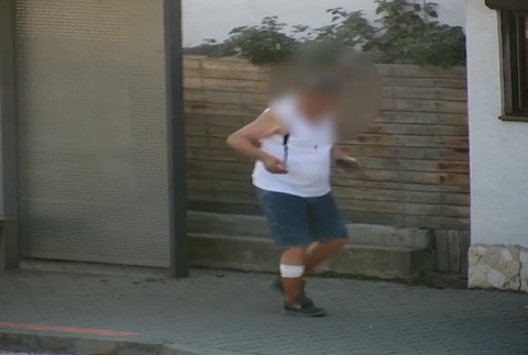 Zlodej okradol podguráženého muža. Tváril sa, že mu ide pomôcť