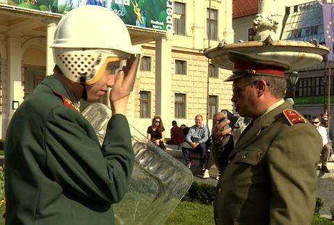 Námestie v Bratislave obsadili zložky Verejnej bezpečnosti. Sviečkový pochod pripomínal rok 1988