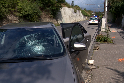 Strach, panika a obrovský šok! Besniaci muž hádzal kamene do áut za plnej premávky
