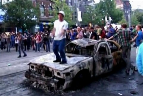 chlapec muz na zhorenom aute skace, dav ludi, kanada