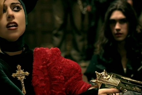 Lady Gaga vo videoklipe k piesni Judas