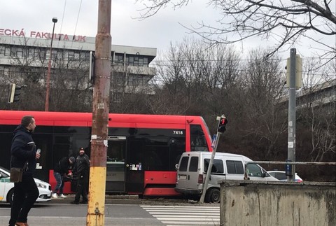 Doprava v bratislavskej Dúbravke zostala ochromená. Auto sa zrazilo s električkou