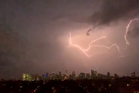 Sydney zasiahla desivá búrka. Tisícky domácnosti ostali bez prúdu 