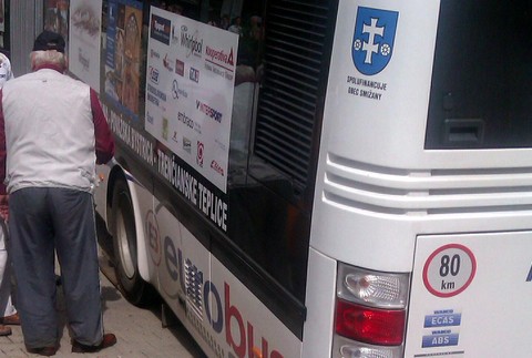 Slovenskom na bicykli_deň 4_autobus_Ján Mečiar_cyklisti a spol