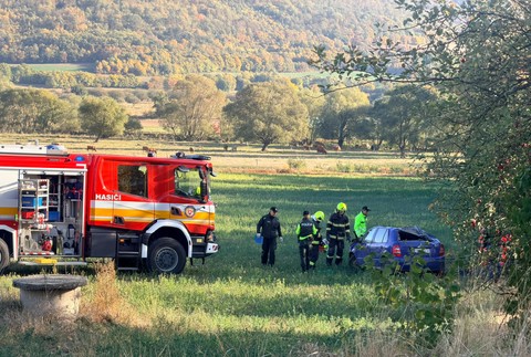 Prevrátené auto v poli 3