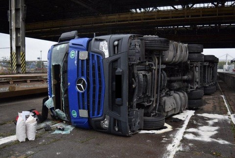 Prevrátený kamión 1