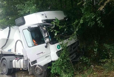 Vážna nehoda pri Bystrici. Po zrážke kamióna s osobným autom museli uzavrieť cestu 
