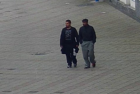 neznámi muži zachytení bezpečnostnou kamerou 