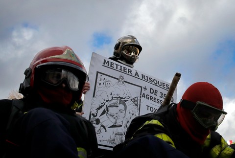 VIDEO: Hasiči verzus policajti. Drsné strety mužov v uniformách v parížskych uliciach