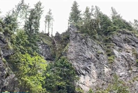 Špecialisti na výškové práce zachraňovali turistickú sezónu v Tatrách. Spíliť museli takmer 30 stromov