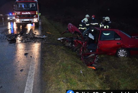 Čelná zrážka sa skončila tragicky, vodič zraneniam na miesto podľahol