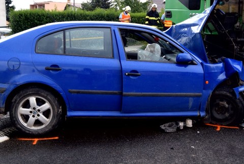 zničené auto po šialenej jazde mladíka