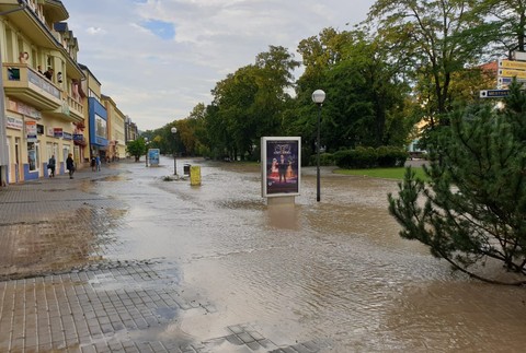 Masívne záplavy trápia aj Humenné.