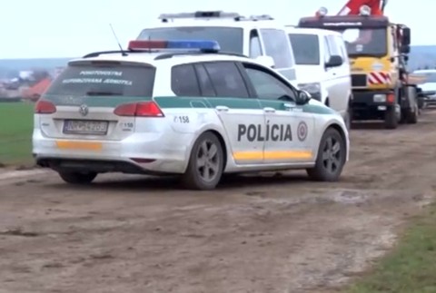 Záhadné okolnosti tragickej nehody. S telom ženy údajne manipuloval jej kamarát