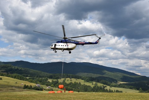 Požiar na Chopku stále neuhasili, hasiči sa na miesto zlaňujú z vrtuľníka