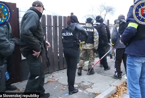 Pätnásťročné dievča predali na sobáš, držali ju v domácnosti. Polícia v prípade obvinila štyri osoby