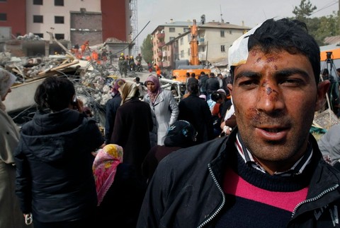 Turecko_zemetrasenie_záchrana ľudí_sutiny