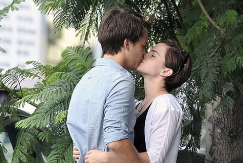 Emma Watson sa bozkáva s novým priateľom, Johny Simmons na výšku