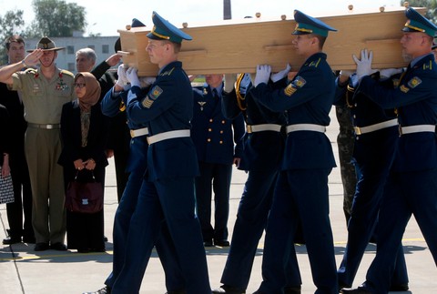 Rakvu nesú do lietadla