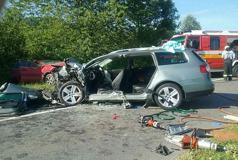 Nehoda áut na strednom Slovensku. Cestu uzavreli