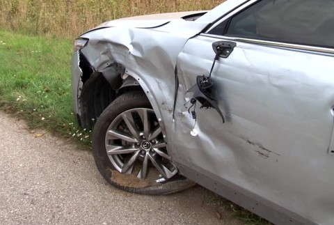 [multi] Muž (46) mal vo veľkej rýchlosti naraziť do oprotiidúcej vodičky. Po zrážke z miesta ušiel 24