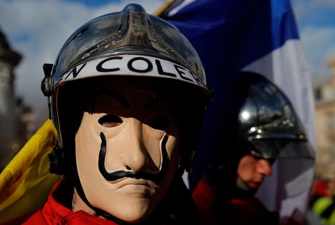 VIDEO: Hasiči verzus policajti. Drsné strety mužov v uniformách v parížskych uliciach