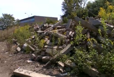 Košický blší trh sa mení na čiernu skládku. Odpad tam ľudia privážajú každý deň