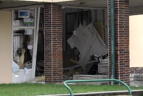 [multi] Výbuch kultúrneho domu na východe 80