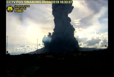 [multi] VIDEO: V Indonézii vybuchla sopka. Chrlila popol až do výšky 7 kilometrov 2826