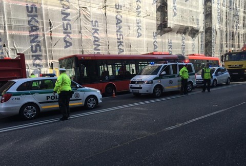 V Bratislave sa zrazil trolejbus s autobusom. Zranilo sa 12 cestujúcich