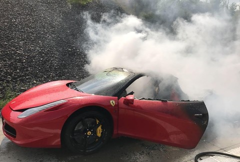Ferrari začalo horieť počas jazdy 