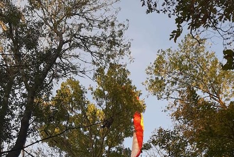 Nezvyčajná záchranná akcia. K záchrane uviaznutého paraglajdistu museli hasiči privolať aj vrtuľník