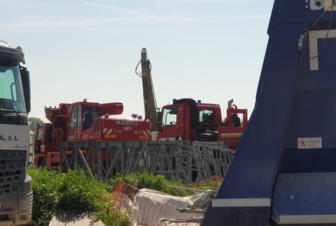 Policajti a hasiči zasahujú na bratislavskom obchvate D4R7