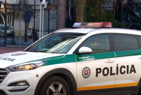 Stratil nervy a na úradníčky vytiahol slzný plyn. Dráma sa skončila útokom na policajtov