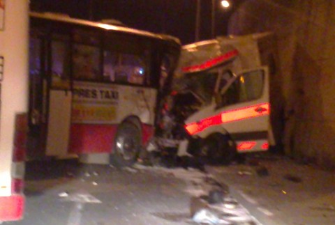 sídlisko Sásová v BB nehoda sanitka autobus 5