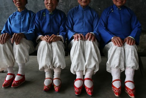 cinanky v tradicnom obleceni, nohy vocpane do topanociek