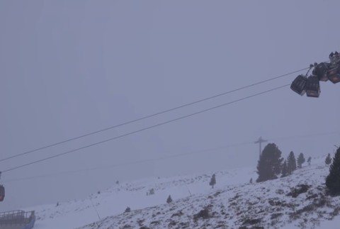 VIDEO: Desivý pohľad na svahu. Na lanovke skončilo v sebe 5 kabínok 