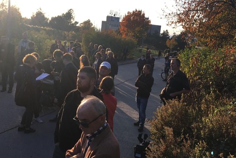 Gorila opäť ožíva aj v uliciach. Pred domom Haščáka sa zhromaždil dav demonštrantov