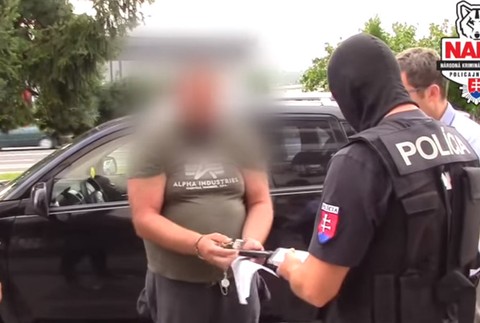 Zamestnanec väzenia pašoval pre odsúdeného balíky. Za službu mal dostávať klobásy