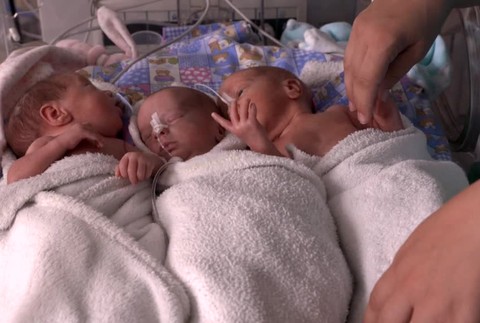 [multi] Mamičke sa narodili trojčatá, štát vie finančne podporiť vytvorenie pracovného miesta opatrovateľky. 745